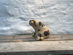 Medium Squatting Pig
